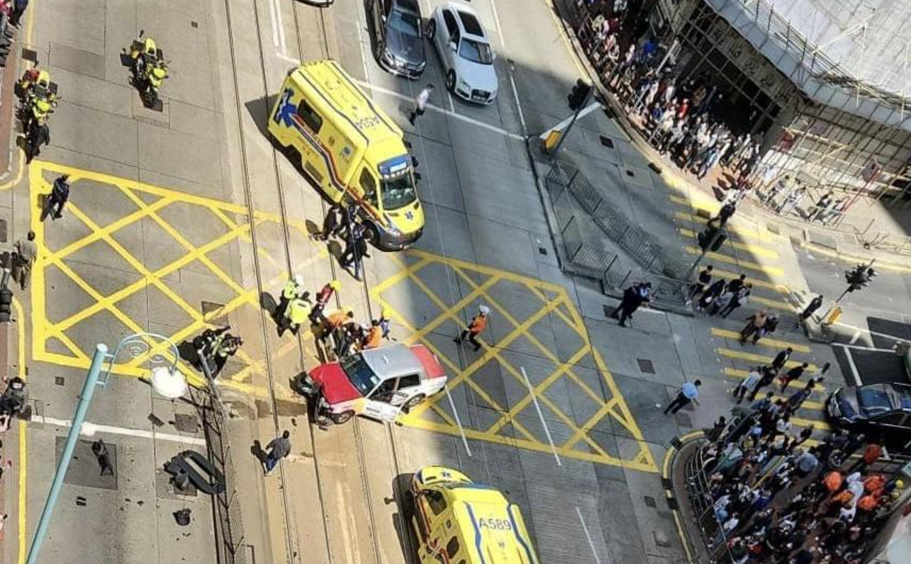 2023年一輛的士在北角炮台山道落斜時,直衝向英皇道撞倒3名途人(資料圖片)