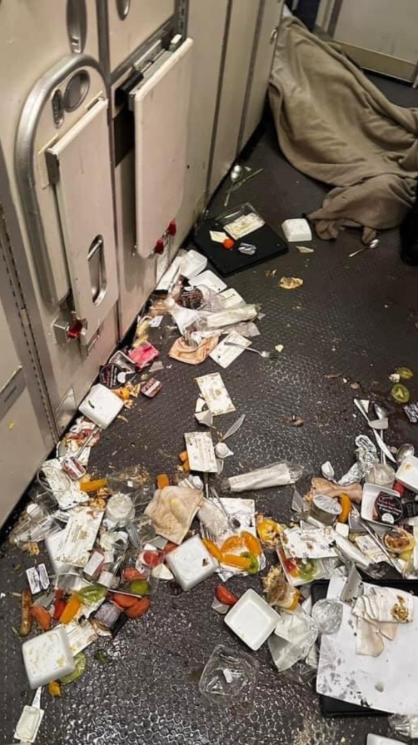 新加坡航空一架客機緊急迫降泰國曼谷素萬那普機場,造成1人死亡、30人受傷。(網上圖片)