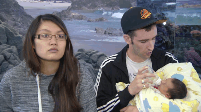 女孩Chloe與生父母。(互聯網)