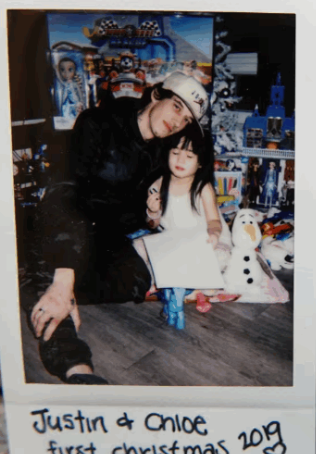 繼父Cassie-Berube與Chole。(互聯網)