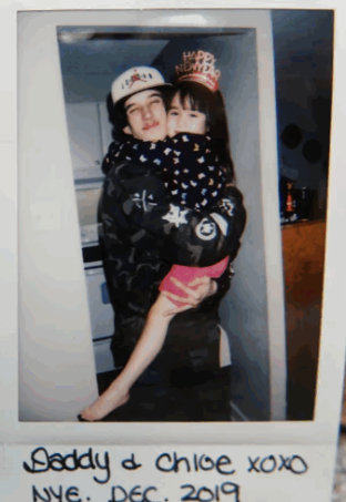 繼父Cassie-Berube與Chloe。(互聯網)