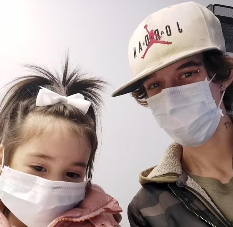 繼父Cassie-Berube與Chloe。(互聯網)