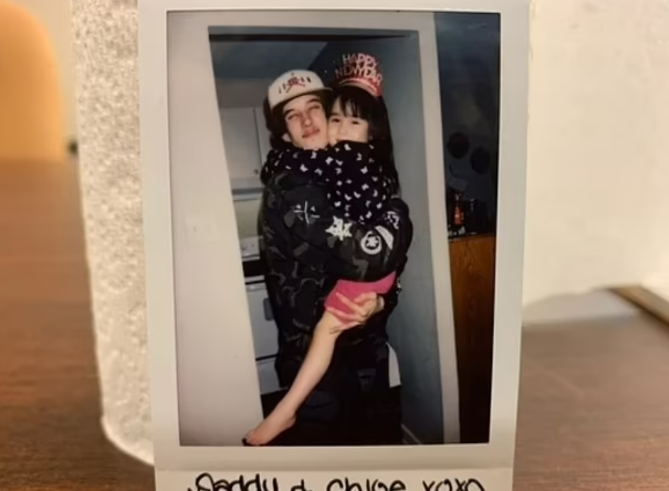 繼父Cassie-Berube與Chloe。(互聯網)