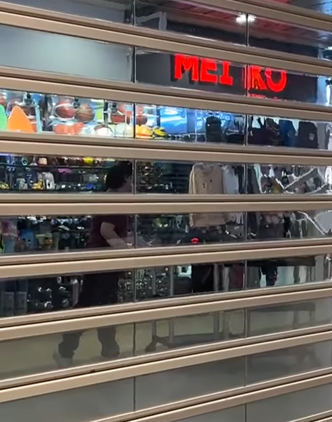 水泉澳快餐店斬人︱身穿紅色上衣的兇徒跟追上前的途人對峙(香港突發事故報料區fb)