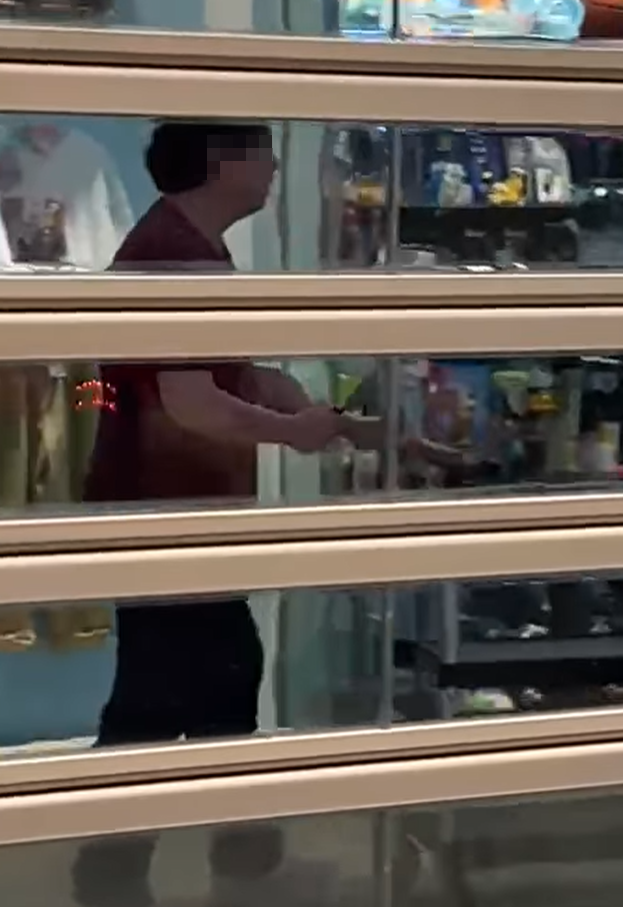 水泉澳快餐店斬人︱身穿紅色上衣的兇徒跟追上前的途人對峙(香港突發事故報料區fb)