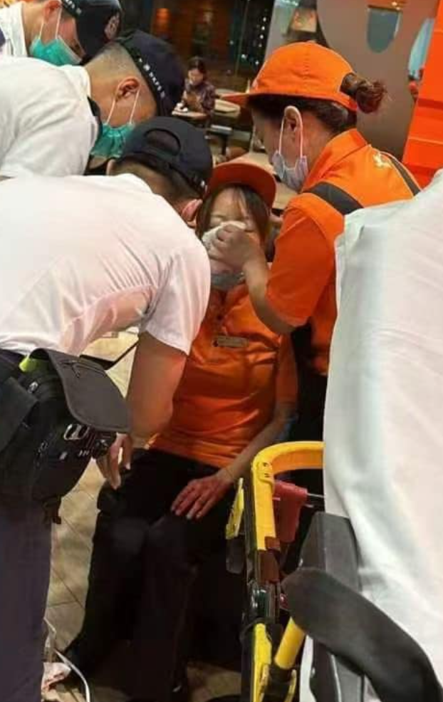 水泉澳快餐店斬人︱50歲女收銀職員手、臉部受傷(香港突發事故報料區fb)