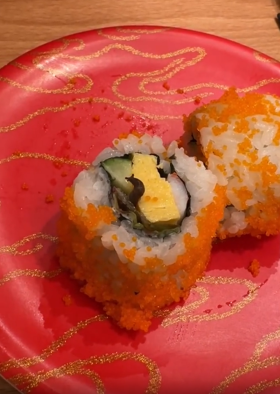 一名女網民上周六(18日)透過「爆料公社」網站發布文章及影片,稱當晚與家人到合點壽司吃花壽司時發現活蛞蝓(影片截圖)