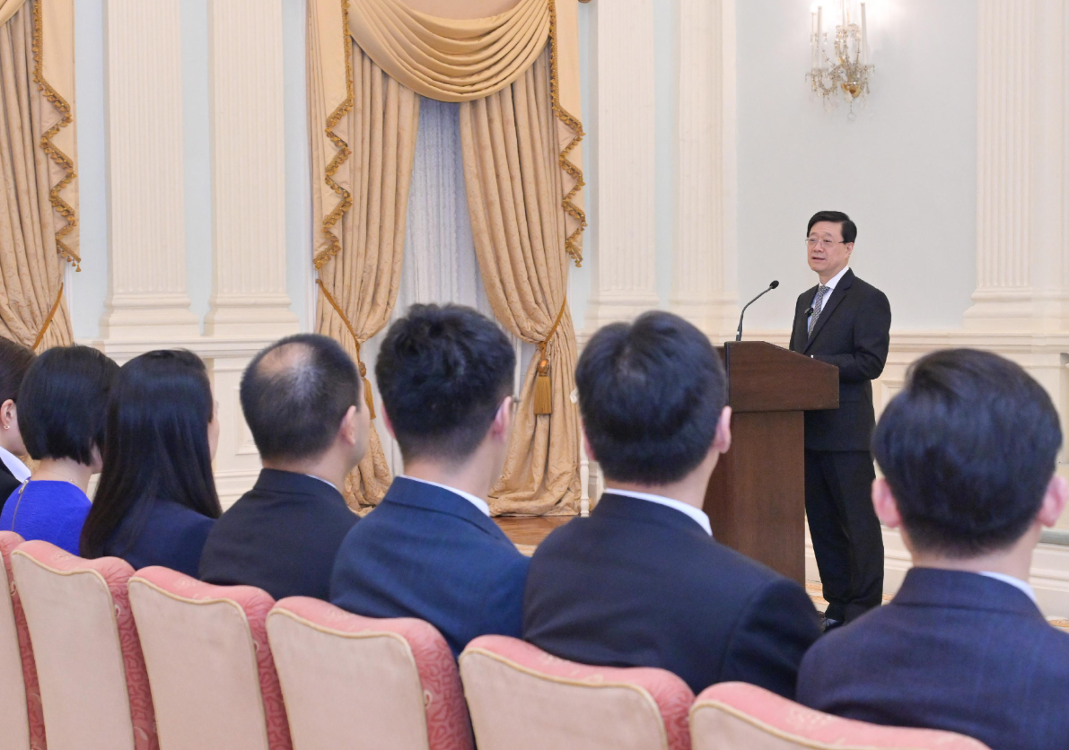 李家超於去年6月在禮賓府,與即將前赴北京參與國家載人航天工程載荷專家選拔複選的香港候選人會面時,曾發布一系列的相片,看到不同候選人的人背影,當中不乏女性候選人的身影。