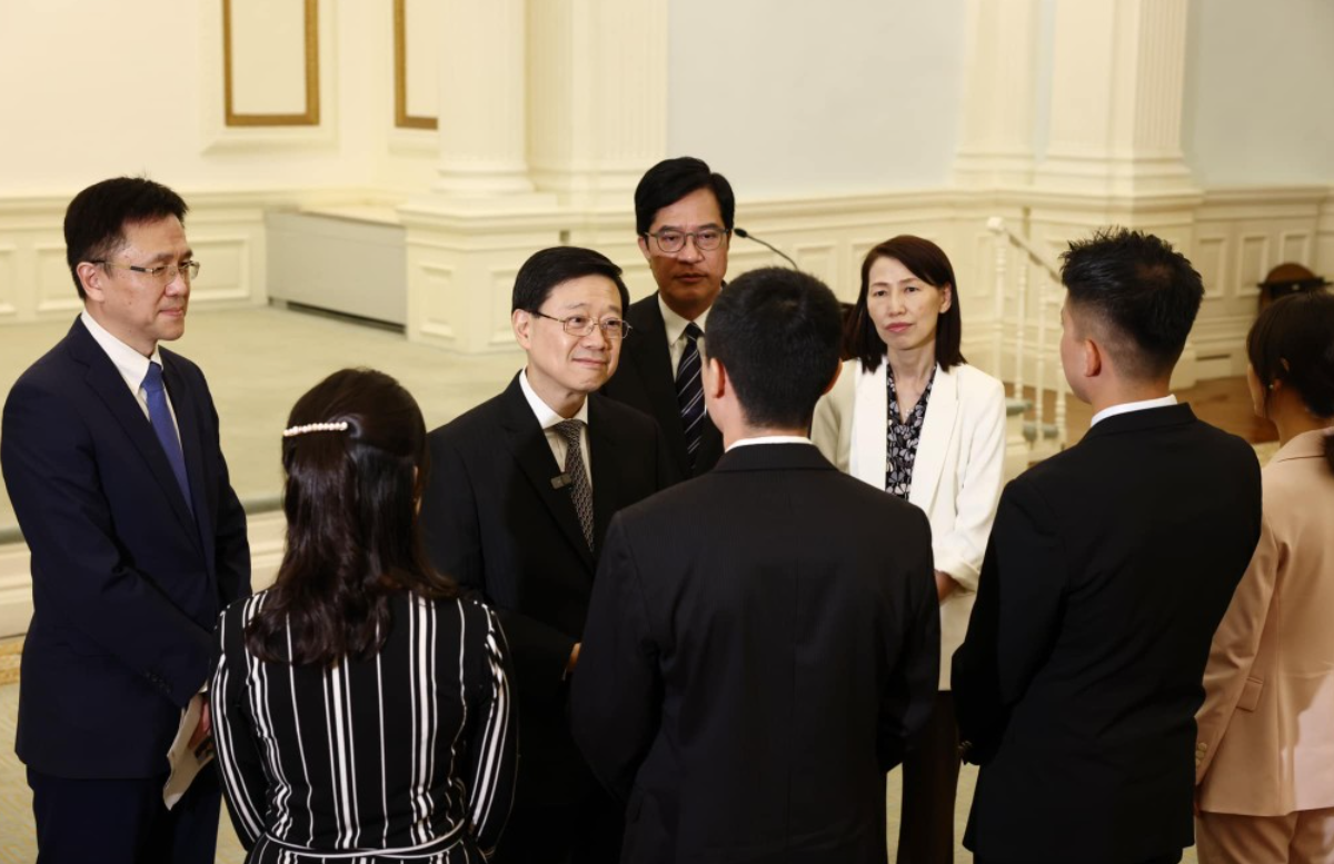 李家超於去年6月在禮賓府,與即將前赴北京參與國家載人航天工程載荷專家選拔複選的香港候選人會面時,曾發布一系列的相片,看到不同候選人的人背影,當中不乏女性候選人的身影。