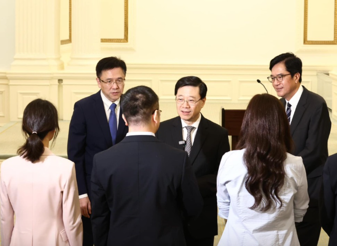 李家超於去年6月在禮賓府,與即將前赴北京參與國家載人航天工程載荷專家選拔複選的香港候選人會面時,曾發布一系列的相片,看到不同候選人的人背影,當中不乏女性候選人的身影。