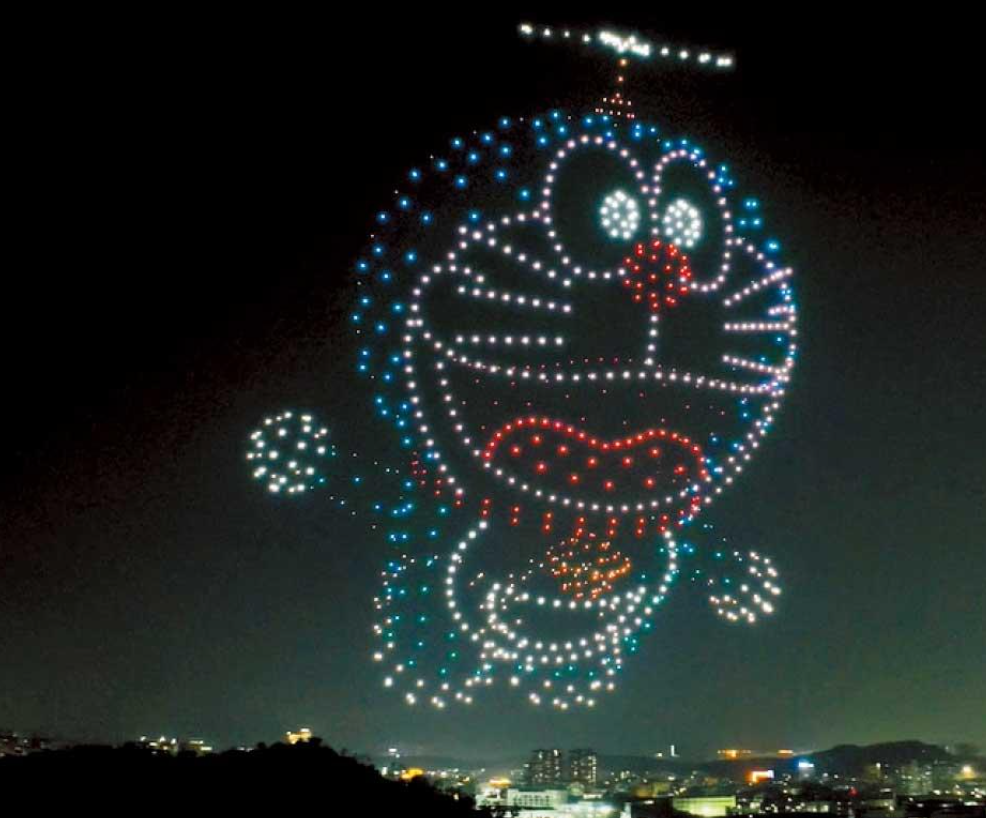 「多啦A夢(香港舊稱叮噹)」全球首場無人機匯演將於周六(25日)晚於尖沙嘴星光大道一帶海濱上演