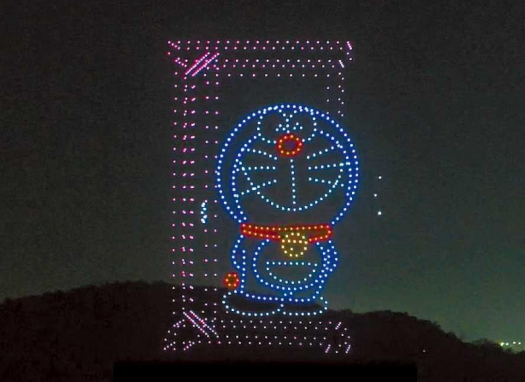 「多啦A夢(香港舊稱叮噹)」全球首場無人機匯演將於周六(25日)晚於尖沙嘴星光大道一帶海濱上演