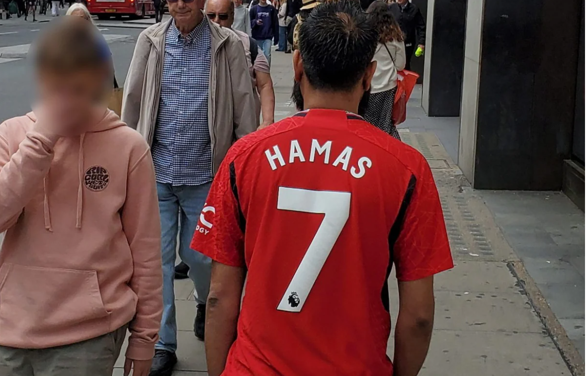 英國一名曼聯男球迷被拍到穿上印有哈馬斯名字的球衣在倫敦街頭公然行走,倫敦警方證實正追緝涉事男子。(網上圖片)