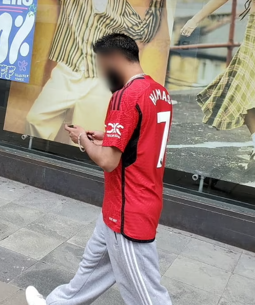 英國一名曼聯男球迷被拍到穿上印有哈馬斯名字的球衣在倫敦街頭公然行走,倫敦警方證實正追緝涉事男子。(網上圖片)