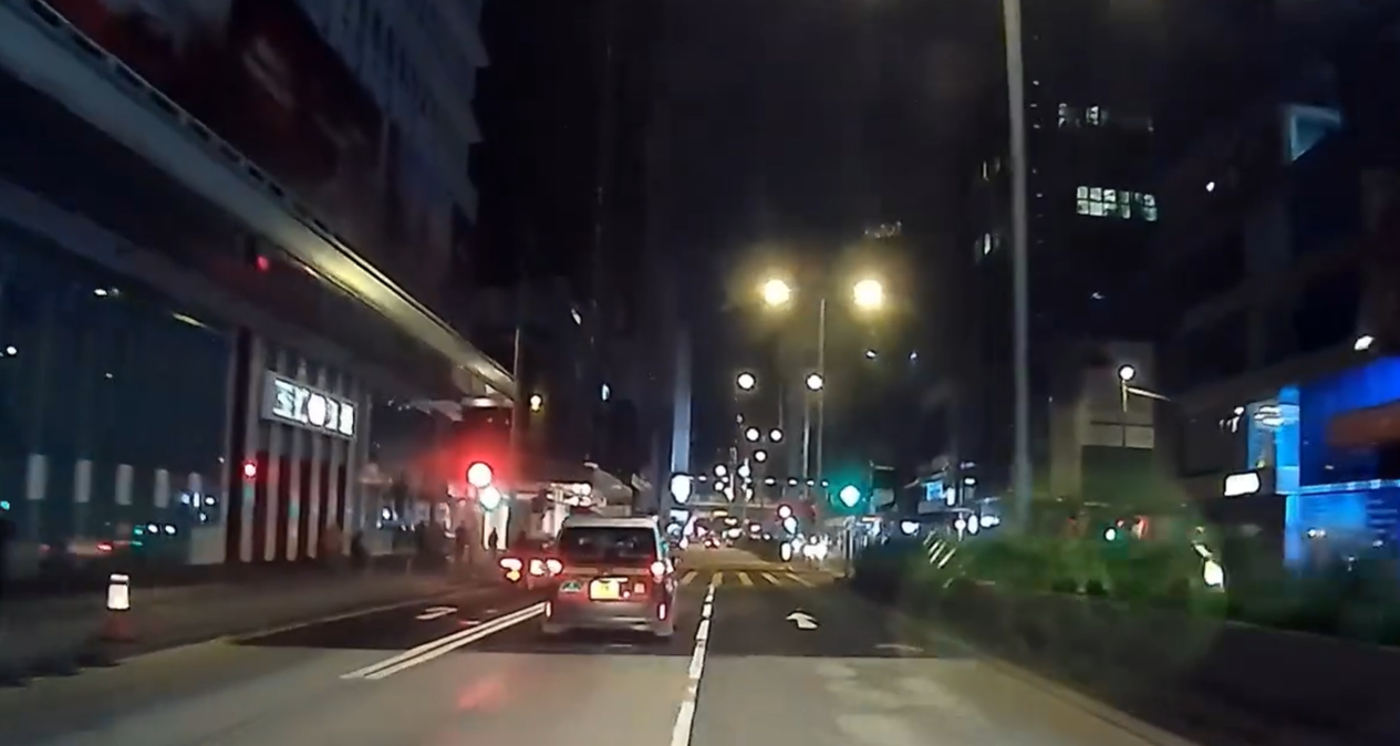 網上流傳一段車CAM,顯示的士沿彌敦道往深水埗方向行駛,片段顯示當時其行車方向是綠燈,至亞皆老街交界十字路口,電單車涉嫌衝燈高速駛至,攔腰直撼的士車身,鐵騎男女被拋飛上半空,跌至旁邊行人路;的士亦被撞至打「白鴿轉」。