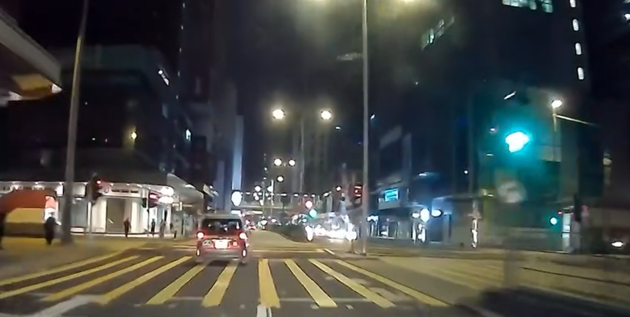 網上流傳一段車CAM,顯示的士沿彌敦道往深水埗方向行駛,片段顯示當時其行車方向是綠燈,至亞皆老街交界十字路口,電單車涉嫌衝燈高速駛至,攔腰直撼的士車身,鐵騎男女被拋飛上半空,跌至旁邊行人路;的士亦被撞至打「白鴿轉」。