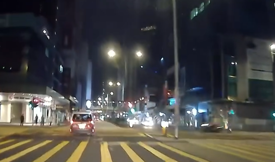 網上流傳一段車CAM,顯示的士沿彌敦道往深水埗方向行駛,片段顯示當時其行車方向是綠燈,至亞皆老街交界十字路口,電單車涉嫌衝燈高速駛至,攔腰直撼的士車身,鐵騎男女被拋飛上半空,跌至旁邊行人路;的士亦被撞至打「白鴿轉」。
