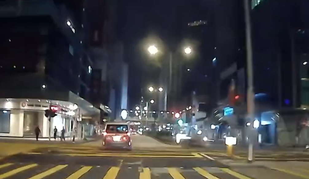 網上流傳一段車CAM,顯示的士沿彌敦道往深水埗方向行駛,片段顯示當時其行車方向是綠燈,至亞皆老街交界十字路口,電單車涉嫌衝燈高速駛至,攔腰直撼的士車身,鐵騎男女被拋飛上半空,跌至旁邊行人路;的士亦被撞至打「白鴿轉」。