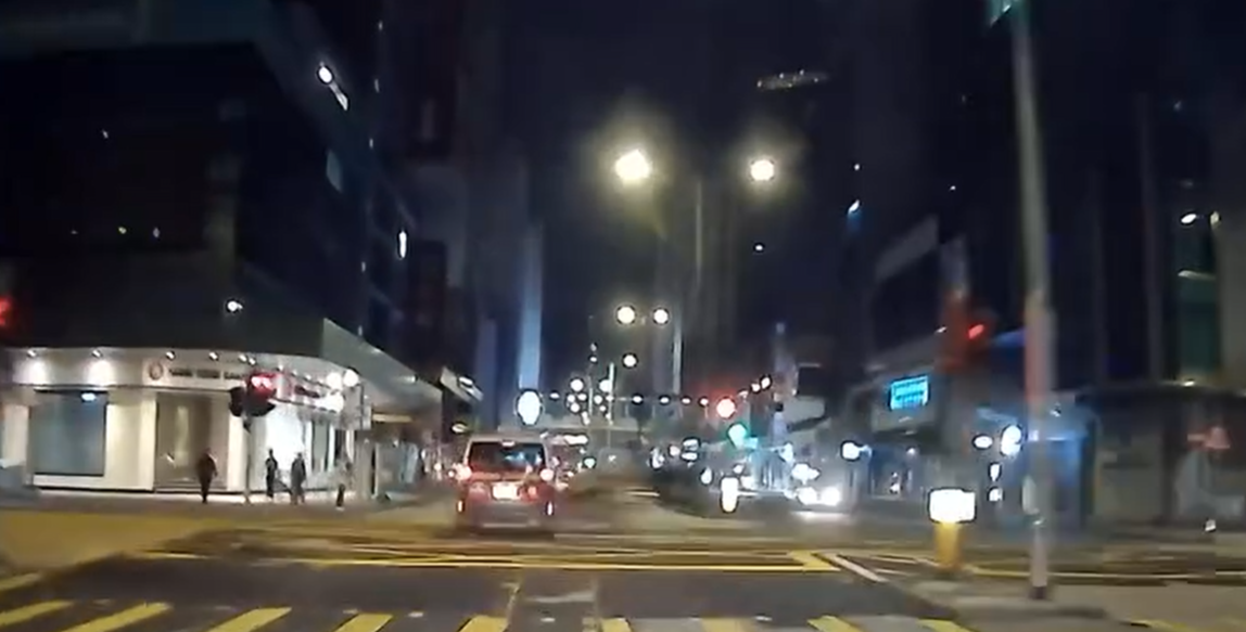 網上流傳一段車CAM,顯示的士沿彌敦道往深水埗方向行駛,片段顯示當時其行車方向是綠燈,至亞皆老街交界十字路口,電單車涉嫌衝燈高速駛至,攔腰直撼的士車身,鐵騎男女被拋飛上半空,跌至旁邊行人路;的士亦被撞至打「白鴿轉」。