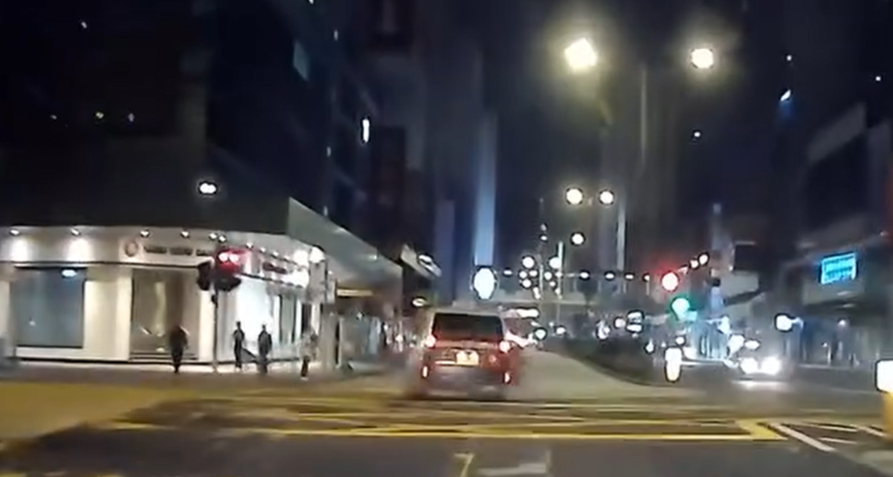 網上流傳一段車CAM,顯示的士沿彌敦道往深水埗方向行駛,片段顯示當時其行車方向是綠燈,至亞皆老街交界十字路口,電單車涉嫌衝燈高速駛至,攔腰直撼的士車身,鐵騎男女被拋飛上半空,跌至旁邊行人路;的士亦被撞至打「白鴿轉」。