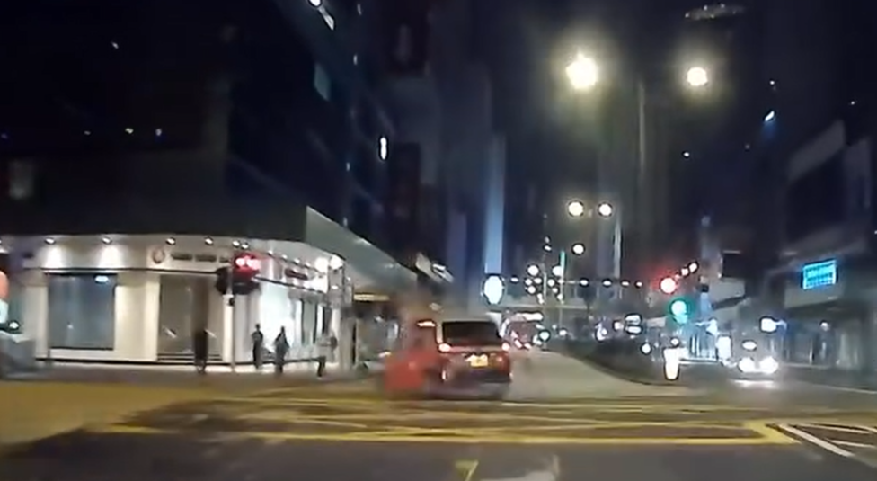 網上流傳一段車CAM,顯示的士沿彌敦道往深水埗方向行駛,片段顯示當時其行車方向是綠燈,至亞皆老街交界十字路口,電單車涉嫌衝燈高速駛至,攔腰直撼的士車身,鐵騎男女被拋飛上半空,跌至旁邊行人路;的士亦被撞至打「白鴿轉」。