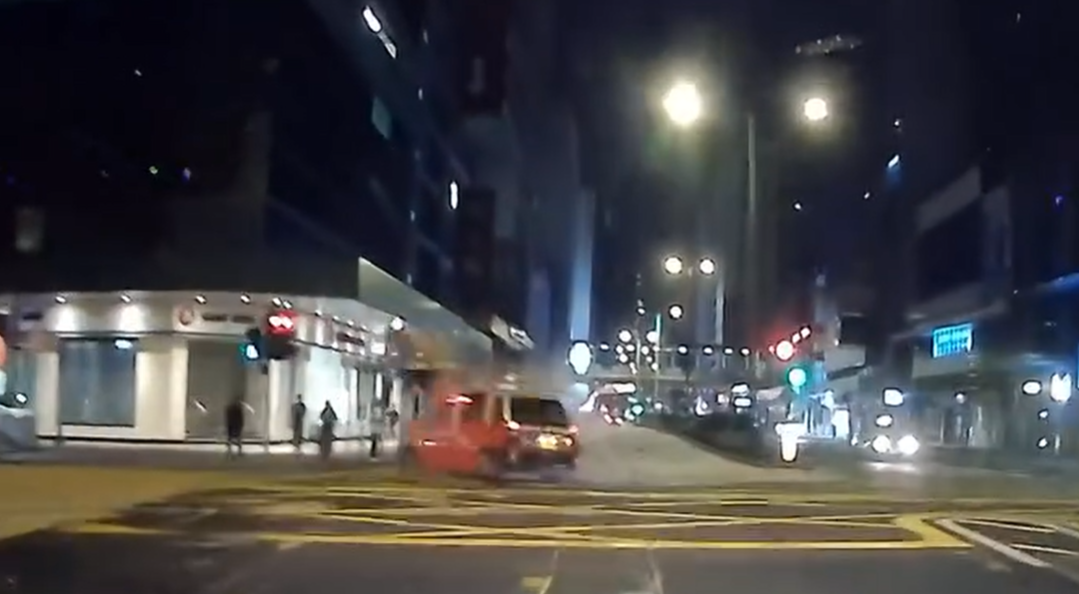 網上流傳一段車CAM,顯示的士沿彌敦道往深水埗方向行駛,片段顯示當時其行車方向是綠燈,至亞皆老街交界十字路口,電單車涉嫌衝燈高速駛至,攔腰直撼的士車身,鐵騎男女被拋飛上半空,跌至旁邊行人路;的士亦被撞至打「白鴿轉」。