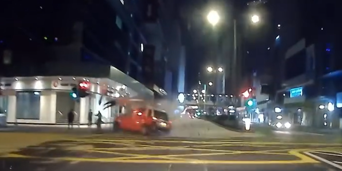 網上流傳一段車CAM,顯示的士沿彌敦道往深水埗方向行駛,片段顯示當時其行車方向是綠燈,至亞皆老街交界十字路口,電單車涉嫌衝燈高速駛至,攔腰直撼的士車身,鐵騎男女被拋飛上半空,跌至旁邊行人路;的士亦被撞至打「白鴿轉」。