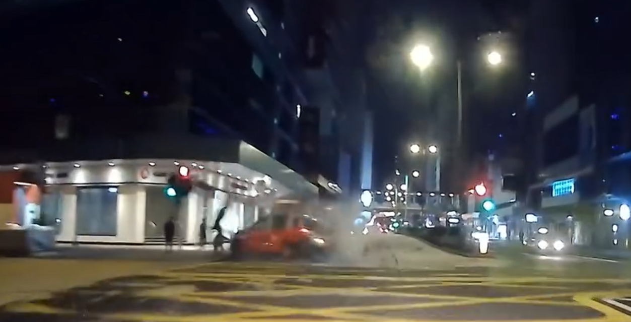 網上流傳一段車CAM,顯示的士沿彌敦道往深水埗方向行駛,片段顯示當時其行車方向是綠燈,至亞皆老街交界十字路口,電單車涉嫌衝燈高速駛至,攔腰直撼的士車身,鐵騎男女被拋飛上半空,跌至旁邊行人路;的士亦被撞至打「白鴿轉」。