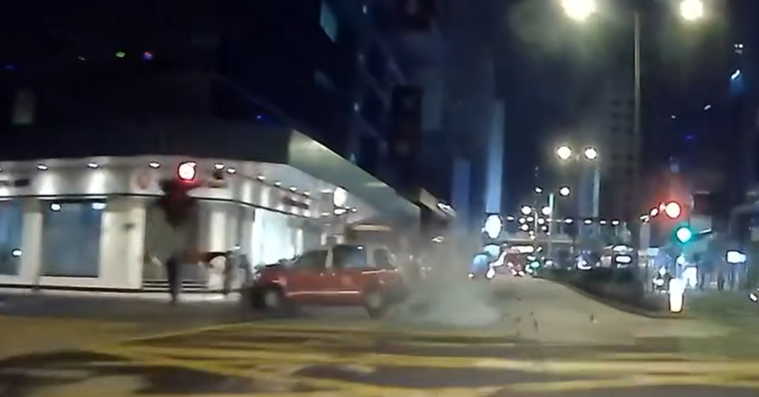網上流傳一段車CAM,顯示的士沿彌敦道往深水埗方向行駛,片段顯示當時其行車方向是綠燈,至亞皆老街交界十字路口,電單車涉嫌衝燈高速駛至,攔腰直撼的士車身,鐵騎男女被拋飛上半空,跌至旁邊行人路;的士亦被撞至打「白鴿轉」。
