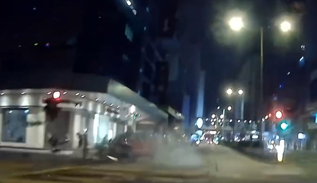 網上流傳一段車CAM,顯示的士沿彌敦道往深水埗方向行駛,片段顯示當時其行車方向是綠燈,至亞皆老街交界十字路口,電單車涉嫌衝燈高速駛至,攔腰直撼的士車身,鐵騎男女被拋飛上半空,跌至旁邊行人路;的士亦被撞至打「白鴿轉」。