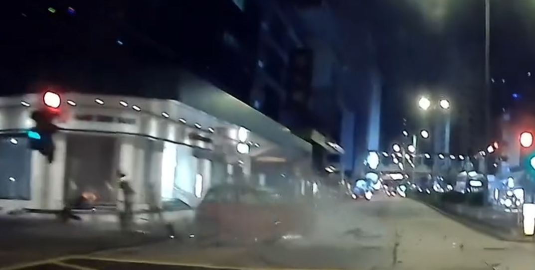 網上流傳一段車CAM,顯示的士沿彌敦道往深水埗方向行駛,片段顯示當時其行車方向是綠燈,至亞皆老街交界十字路口,電單車涉嫌衝燈高速駛至,攔腰直撼的士車身,鐵騎男女被拋飛上半空,跌至旁邊行人路;的士亦被撞至打「白鴿轉」。