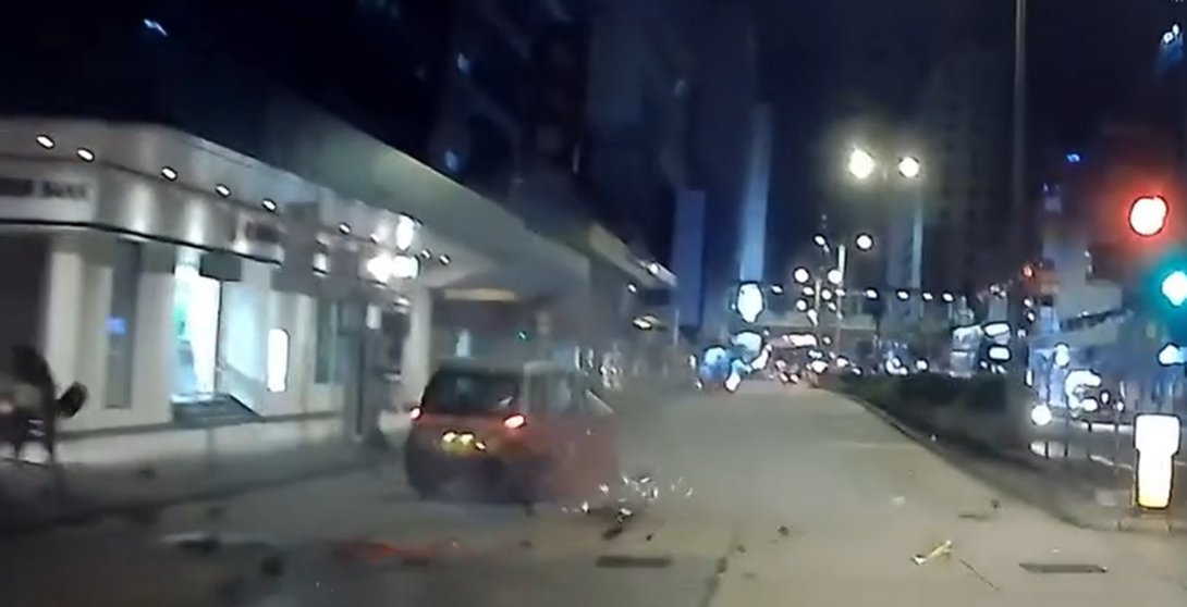 網上流傳一段車CAM,顯示的士沿彌敦道往深水埗方向行駛,片段顯示當時其行車方向是綠燈,至亞皆老街交界十字路口,電單車涉嫌衝燈高速駛至,攔腰直撼的士車身,鐵騎男女被拋飛上半空,跌至旁邊行人路;的士亦被撞至打「白鴿轉」。