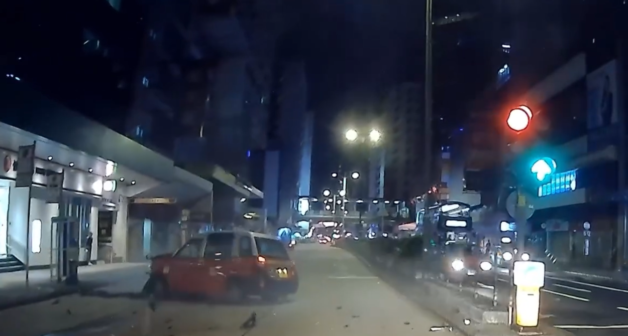 網上流傳一段車CAM,顯示的士沿彌敦道往深水埗方向行駛,片段顯示當時其行車方向是綠燈,至亞皆老街交界十字路口,電單車涉嫌衝燈高速駛至,攔腰直撼的士車身,鐵騎男女被拋飛上半空,跌至旁邊行人路;的士亦被撞至打「白鴿轉」。