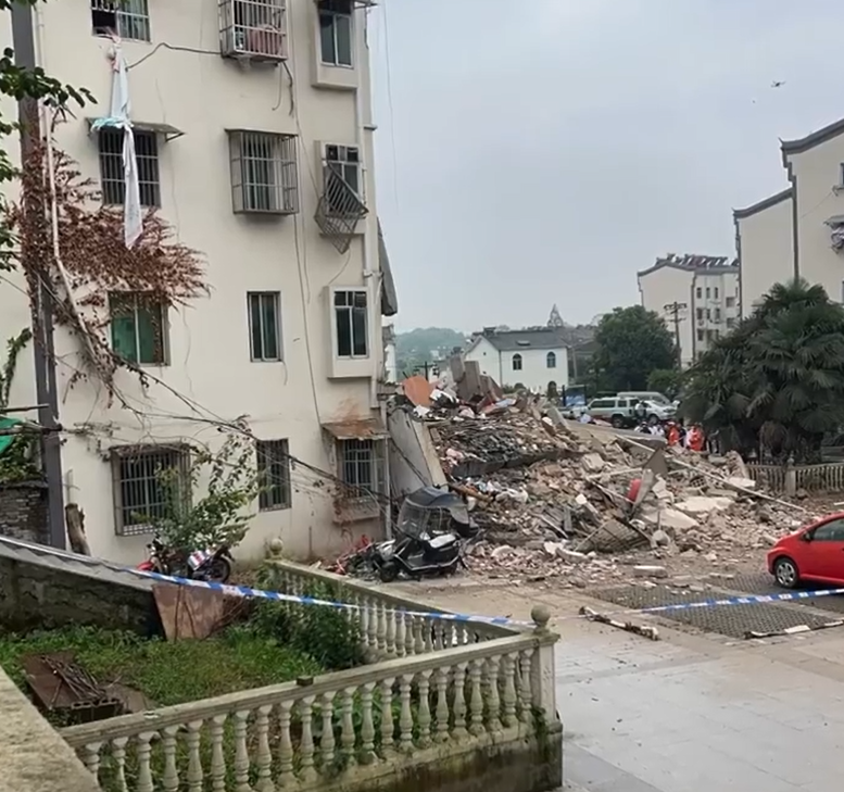 安徽銅陵市5層高住宅倒塌(影片截圖)