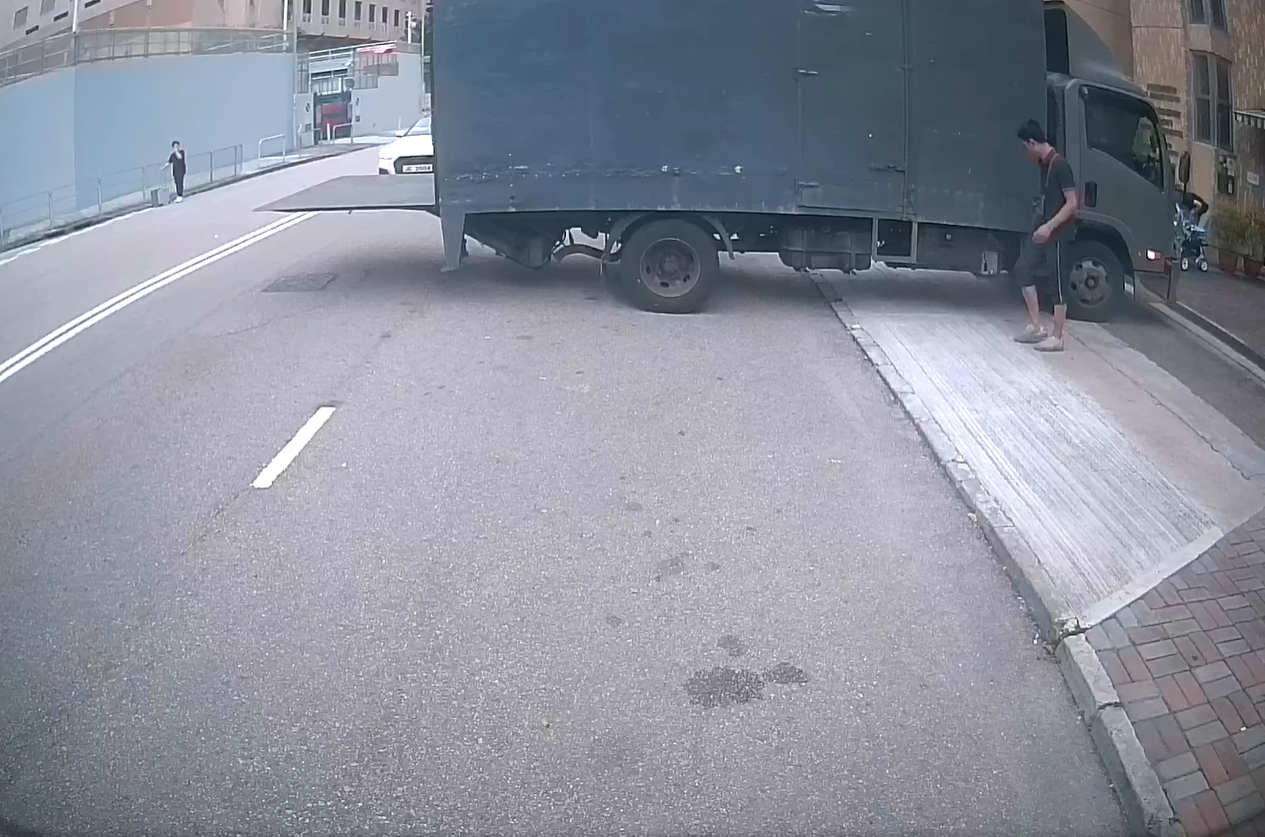 車CAM直擊|貨車打橫落尾板 私家車側鏡被撞粉碎 (@fb車cam L(香港群組)/Sing Yiu影片截圖)