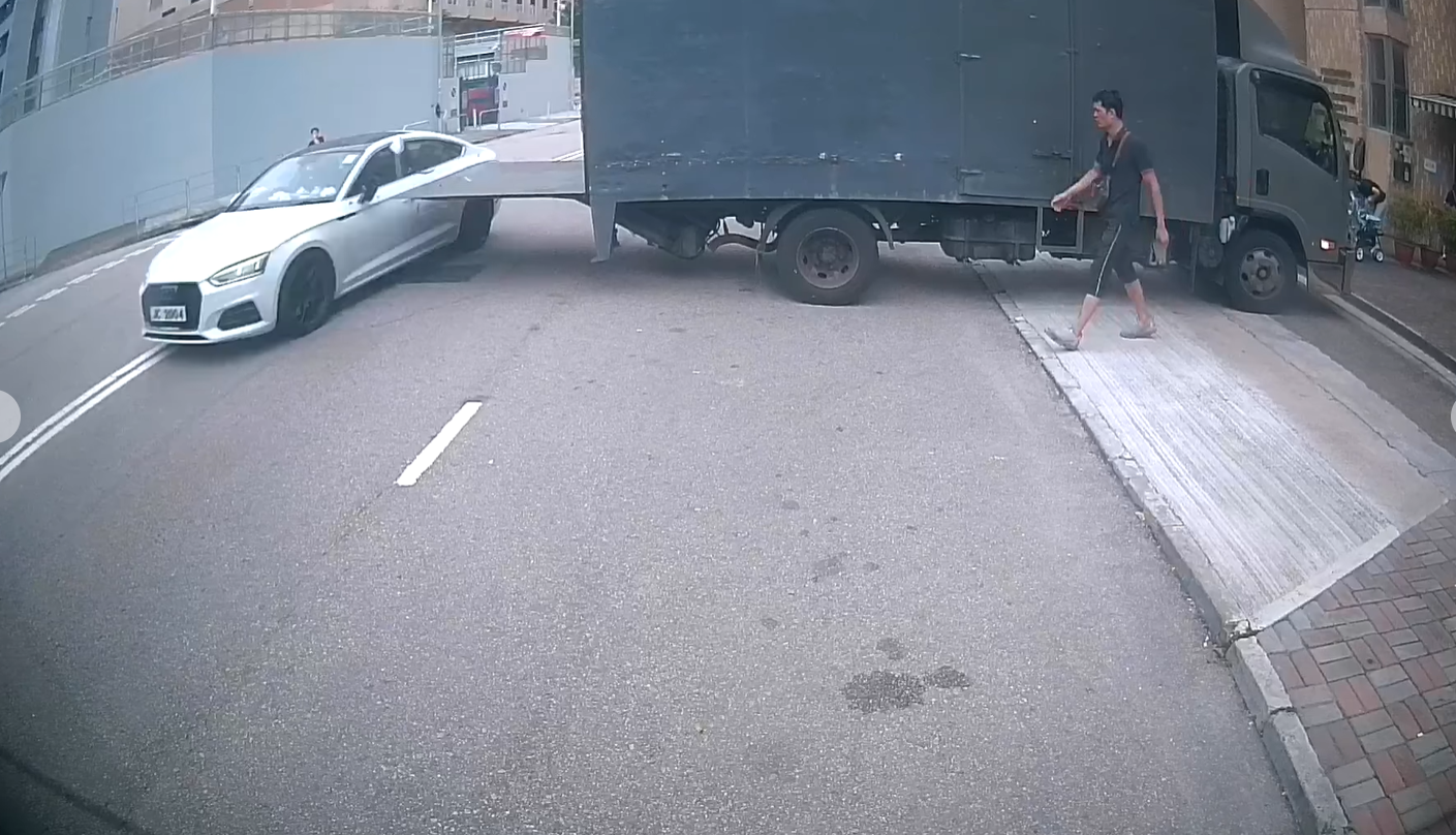 車CAM直擊|貨車打橫落尾板 私家車側鏡被撞粉碎 (@fb車cam L(香港群組)/Sing Yiu影片截圖)