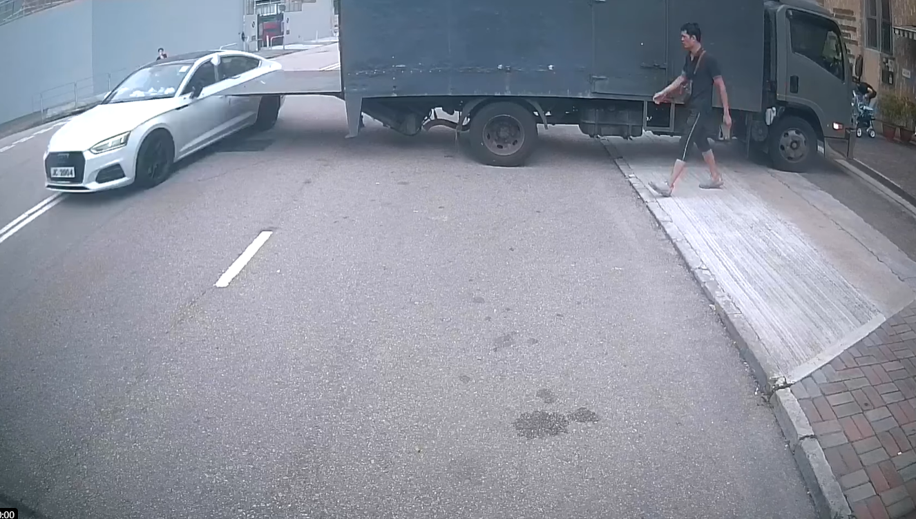 車CAM直擊|貨車打橫落尾板 私家車側鏡被撞粉碎 (@fb車cam L(香港群組)/Sing Yiu影片截圖)