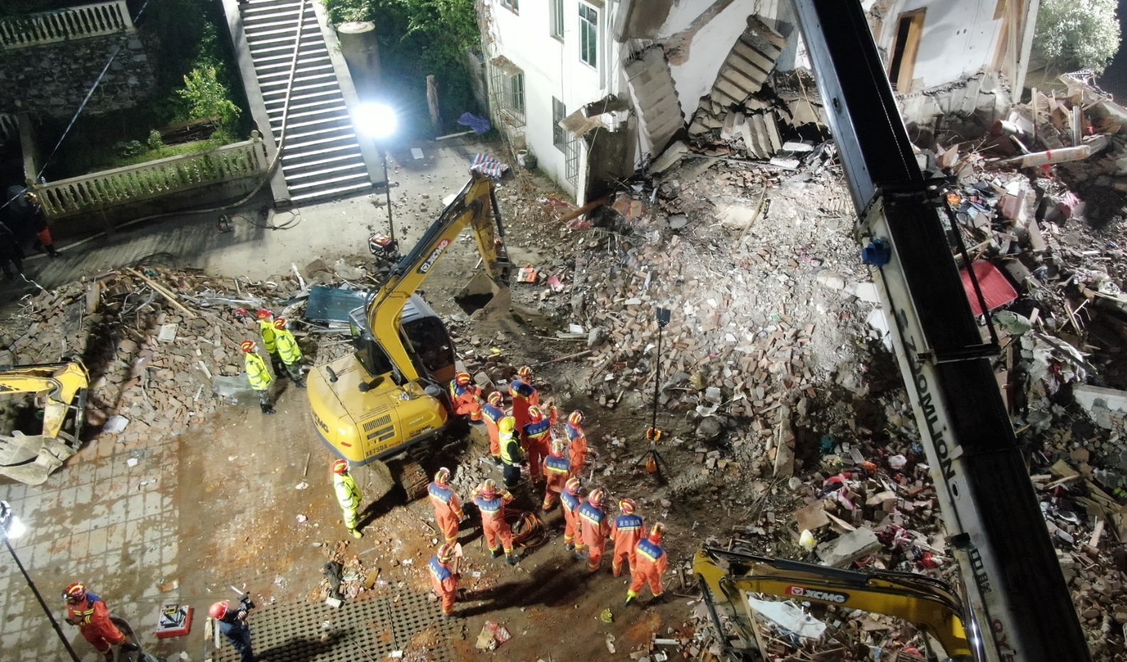 安徽銅陵市郊區大通鎮一座住宅大樓局部倒塌,當地政府證實有4人遇難(新華社)