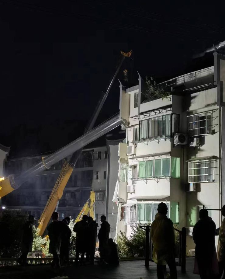 安徽銅陵市郊區大通鎮一座住宅大樓局部倒塌,當地政府證實有4人遇難(新華社)