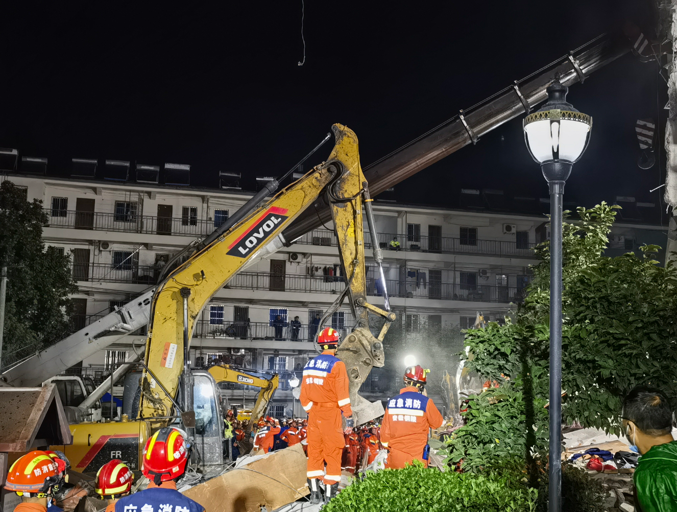 安徽銅陵市郊區大通鎮一座住宅大樓局部倒塌,當地政府證實有4人遇難(新華社)