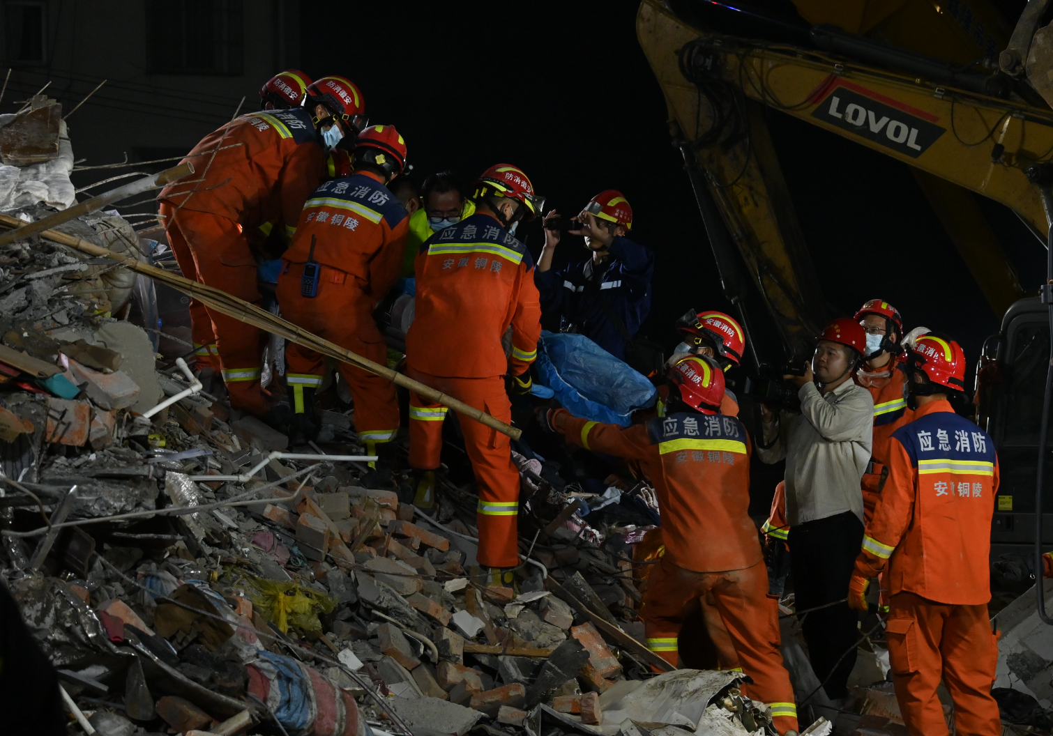 安徽銅陵市郊區大通鎮一座住宅大樓局部倒塌,當地政府證實有4人遇難(新華社)