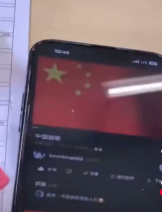 其後見到拍攝影片的學生以手機播放國歌 網上截圖