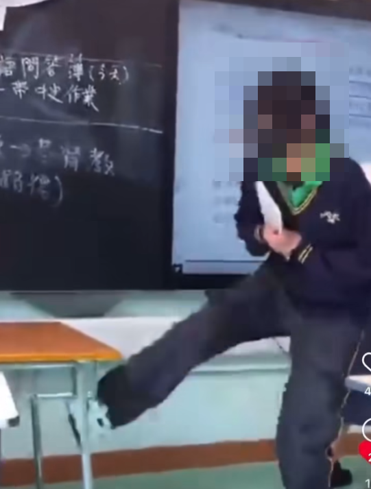 期間該名女生多次踢枱及站上椅子 網上截圖