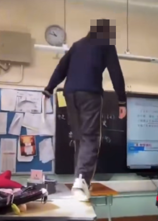 期間該名女生多次踢枱及站上椅子 網上截圖
