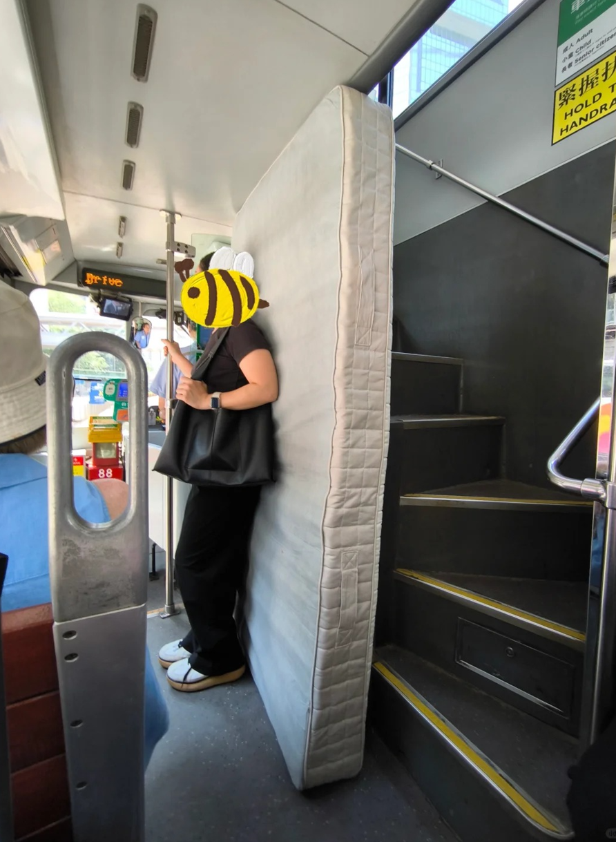 有女乘客竟將一張巨型床褥搬上電車。(小紅書圖片)