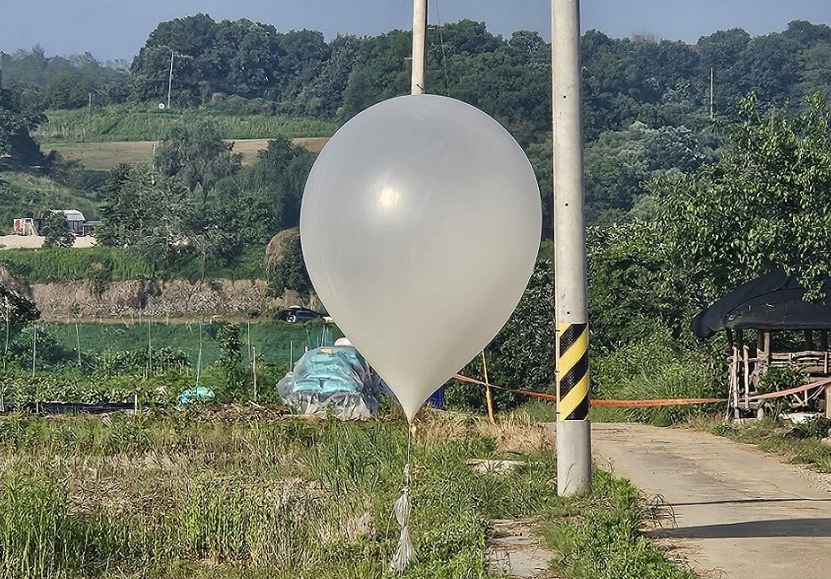 南韓軍方稱發現約150個北韓氣球,於周二晚上起越境飄入南韓境內。(網上圖片)