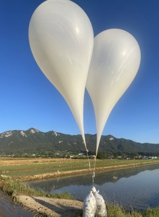 南韓軍方稱發現約150個北韓氣球,於周二晚上起越境飄入南韓境內。(網上圖片)