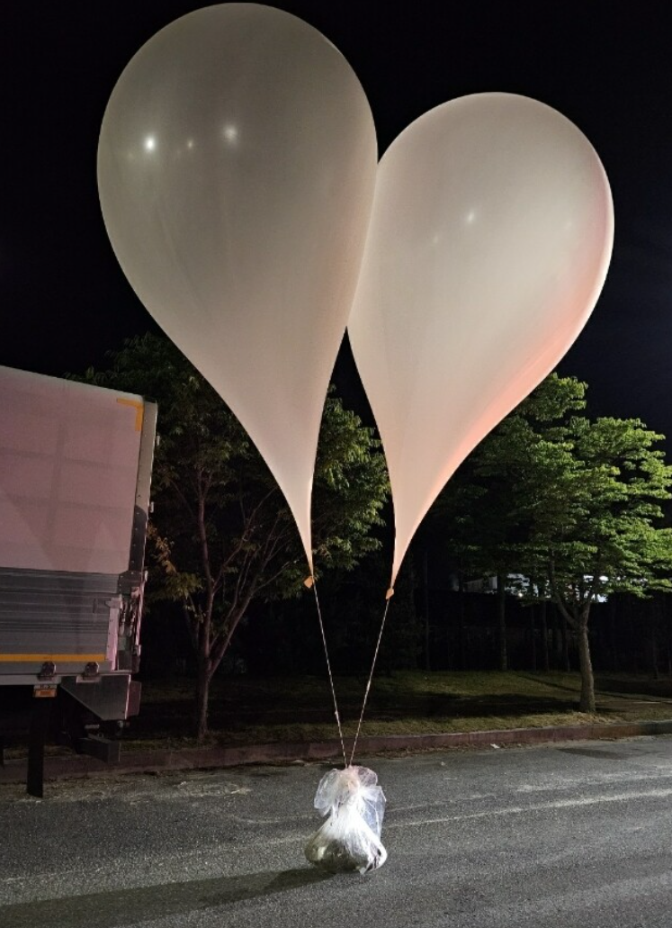 南韓軍方稱發現約150個北韓氣球,於周二晚上起越境飄入南韓境內。(網上圖片)