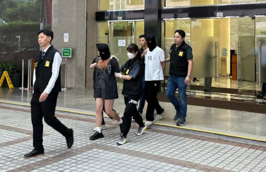 澳門司警拘捕一對17歲香港男女,他們涉嫌多次到澳門協助香港的詐騙集團,向4名墮入「猜猜我是誰」騙局的長者收取合共27萬澳門元的騙款,今日(29日)中午被押往檢察院。(澳廣視圖片)