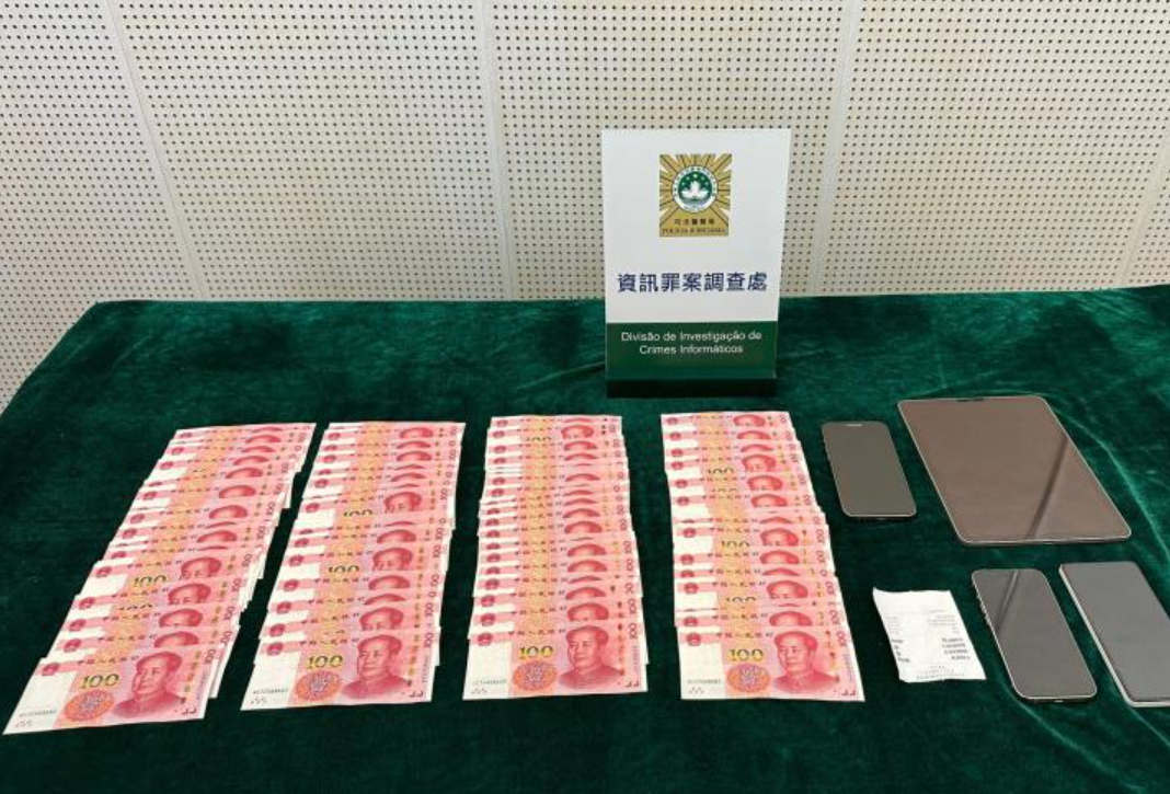 澳門司警拘捕一對17歲香港男女,他們涉嫌多次到澳門協助香港的詐騙集團,向4名墮入「猜猜我是誰」騙局的長者收取合共27萬澳門元的騙款,今日(29日)中午被押往檢察院。(澳廣視圖片)